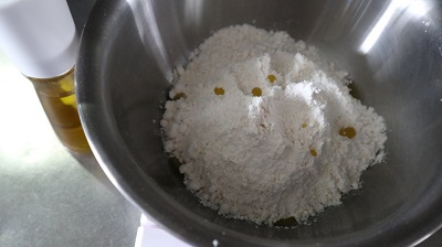 米粉にオリーブオイルを入れる