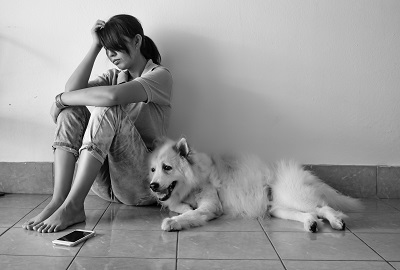 疲れている女性と犬