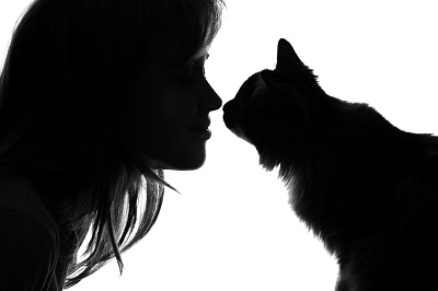 女性と猫のシルエット