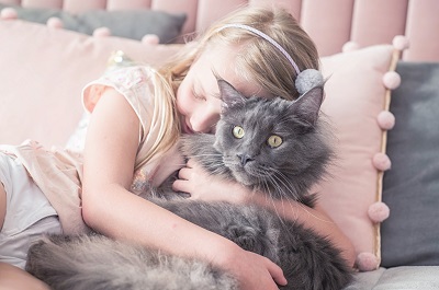 猫を抱きしめる女の子